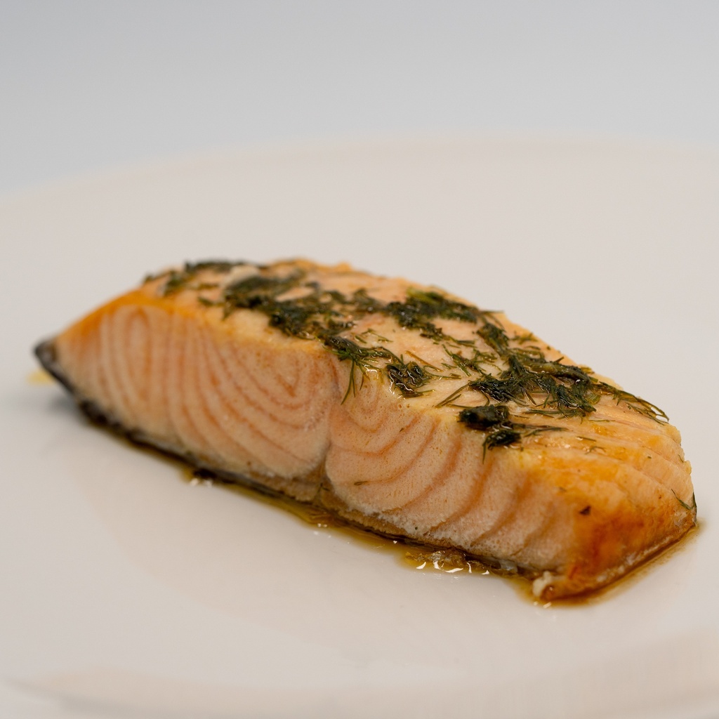Salmone arrosto con limone fresco e aneto