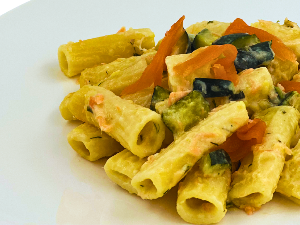 Maccheroncini salmone, zucchine e aneto
