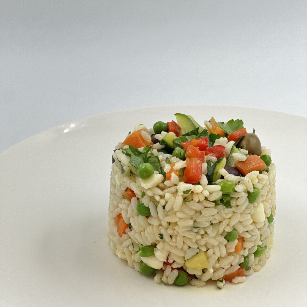 Insalata di riso con verdure dell'orto estivo