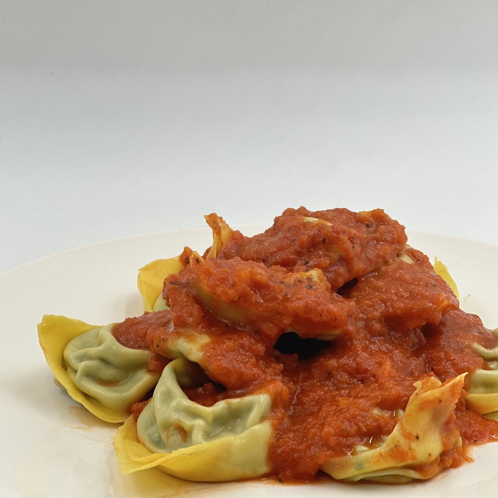 Tortelloni ricotta e spinaci con pomodoro